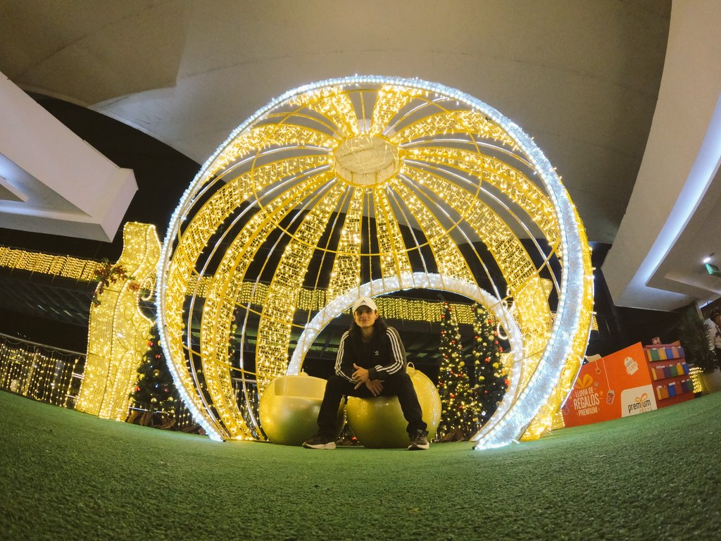 SteveCrazyTv's tweet photo. Foto fuera de temporada de🎅🏼diciembre🤪 pero me gustó estar dentro de la esfera #Christmas2023 #circle #Christmaslights #Medellin #stevecrazytv #adidas #formal #fypシ #viral #Followme #creator #medallo #nea #neayork #YouTube #green #Colombia #Peace https://t.co/OEA7xxKZif
