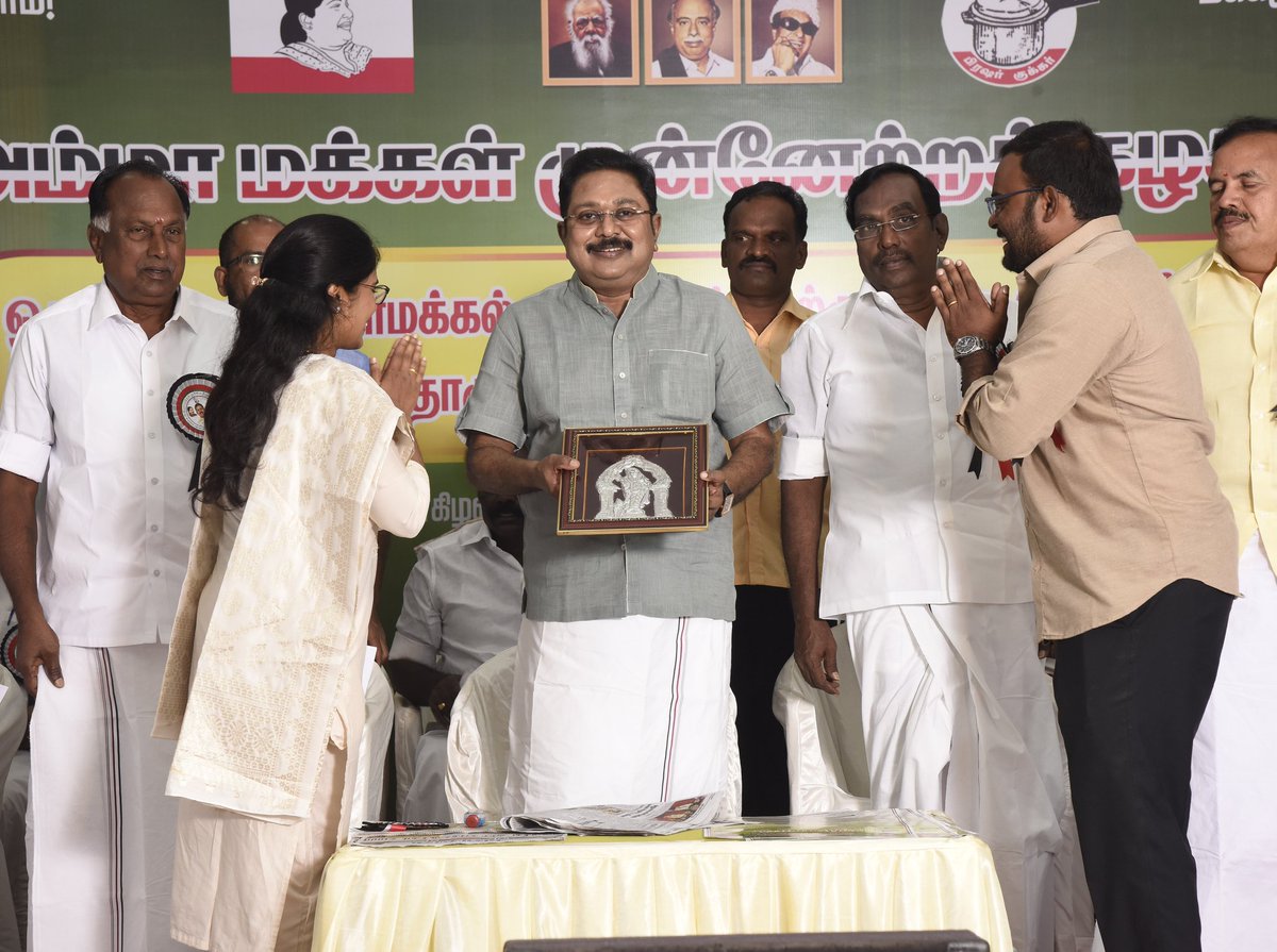 GomatiSivam's tweet photo. Delightful moments with Makkalselvar @TTVDhinakaran today. It was the best day of my life ❤️❤️🙏

@TMurasu 

#AMMKgearsupFor2024 #AMMK #AMMKpartyMeeting #TTVDhinakaran https://t.co/ioDFk6ZkGA