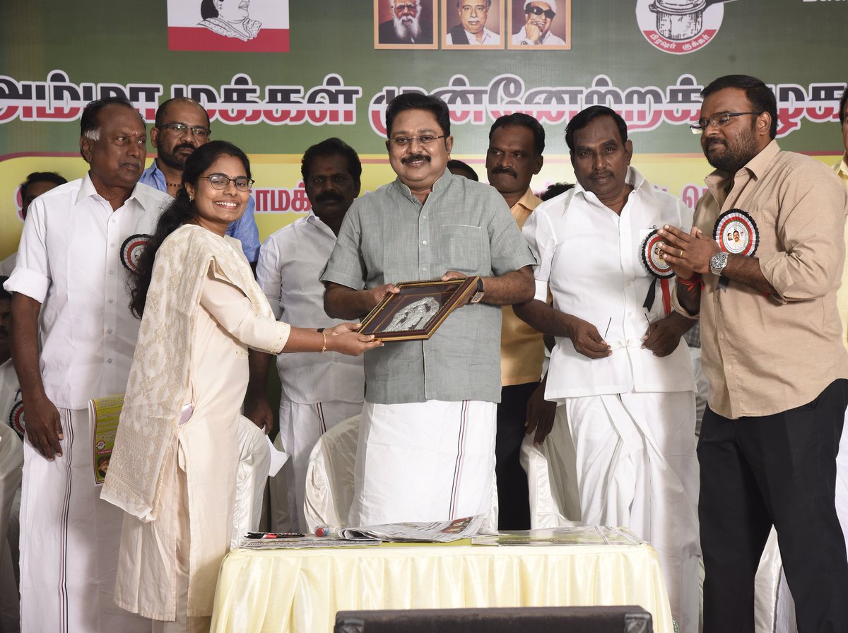 GomatiSivam's tweet photo. Delightful moments with Makkalselvar @TTVDhinakaran today. It was the best day of my life ❤️❤️🙏

@TMurasu 

#AMMKgearsupFor2024 #AMMK #AMMKpartyMeeting #TTVDhinakaran https://t.co/ioDFk6ZkGA