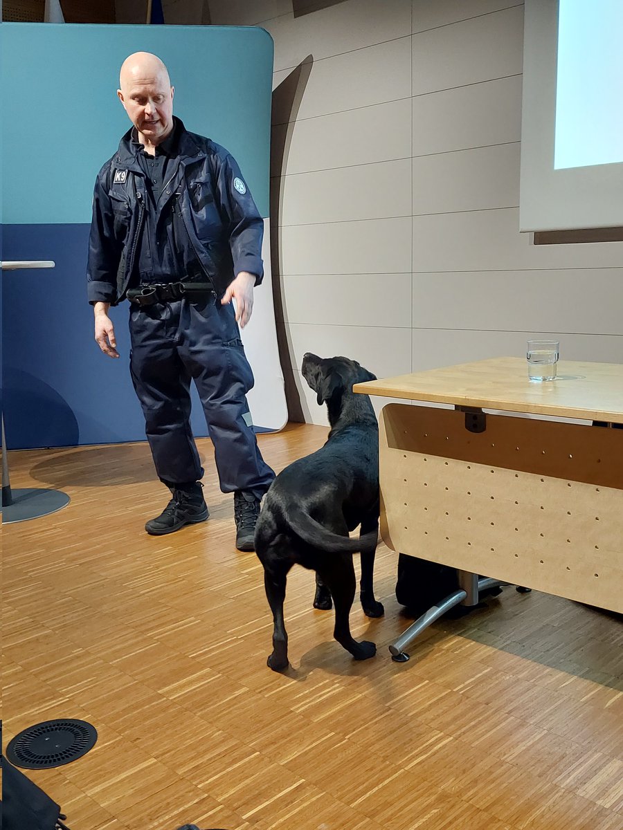 Tänään <a href="/rikosseuraamus/">Rikosseuraamuslaitos</a> tapasi oikeustoimittajia ajankohtaisten teemojen parissa. Koiraohjaaja Vesa Laakso ja Tuisku näyttivät miten huume-etsintää tehdään. #Koira'toiminta kiinnosti. #vankila #rikosseuraamus