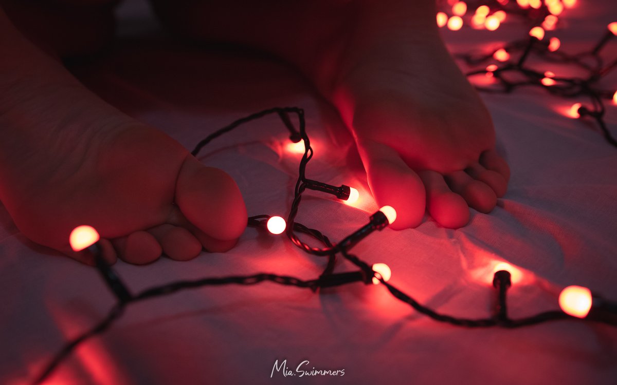 MiaSwimmers's tweet photo. Last one with details of 🎄👣
#ChristmasGirl #MrsClaus #ChristmasLights #RedLights #Legs #Feet #FootFetish #FootLover #FootFetishNation #FootGoddes #BareFootEveryDay #BareFeet #PrettyFeet #PrettyToes #CuteFeet #Soles #SolesFetish #SolesAndToes https://t.co/lxd6jdi5qj