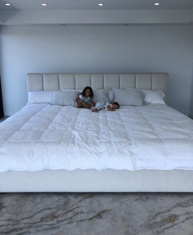 INTERIORPORN1's tweet photo. when I say I want an oversized bed, this is what I mean https://t.co/Zgm7pPr0nz