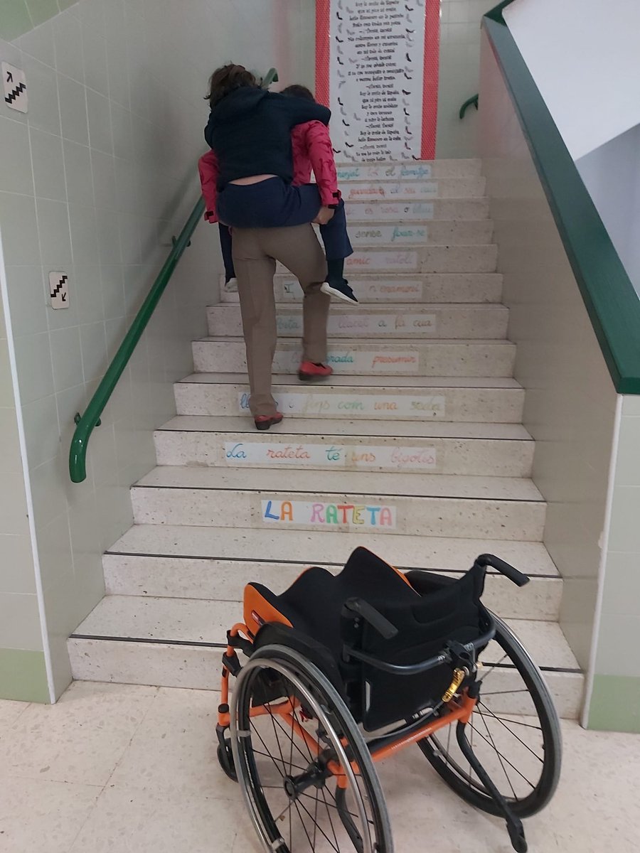 Ra_Mas's tweet photo. ¿Veis esta foto?

Es una madre subiendo a pulso a su hijo para que asista clase en el CEIP VORAMAR. El ascensor lleva tiempo roto.

A esto le sumamamos que la calefacción tampoco va.
 
El PP lleva 5 años recortando en el mantenimiento de coles y empobreciendo la Pública.

Abro🧵 https://t.co/1NA8ODYV7N