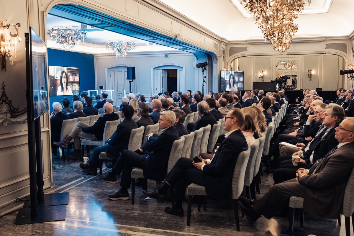skagenfondene's tweet photo. “Technologies exist to localise entire supply chains – ‘regionalised hubbing’ reduces emissions and has implications for economic growth and currency flows. This has profound implications for markets and creates opportunities for active managers.” @RanaForoohar #skagenconference https://t.co/hCZbBsv9Gl