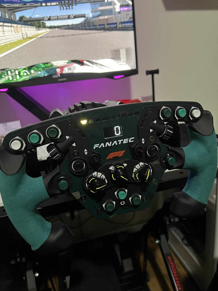 chrisdzsi's tweet photo. Christmas came late, but thanks @fanatec ✌️
#GranTurismo7 #fanatec #newwheel https://t.co/PGhzH8quCH