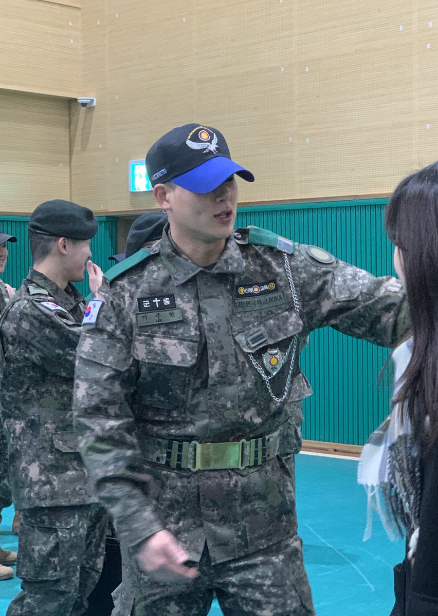 aXPdna1HPQ6oYgM's tweet photo. #주헌 

오늘 수료한 훈련병(허니를 볼 수 있게해주신 은인..친인척님)께서 직접 말해주신 허니미담.....

행군?처럼 암튼 오래 걷는 훈련 중 훈련병 한분이 다쳐서 못걷게 되었는데..
허니: 업어줘?ㅎ (말하고 씩 웃었다구 함..망상아님)
하더니 진짜 들쳐업구 생활관까지 데려다줬데요.. https://t.co/InRa4NckZZ