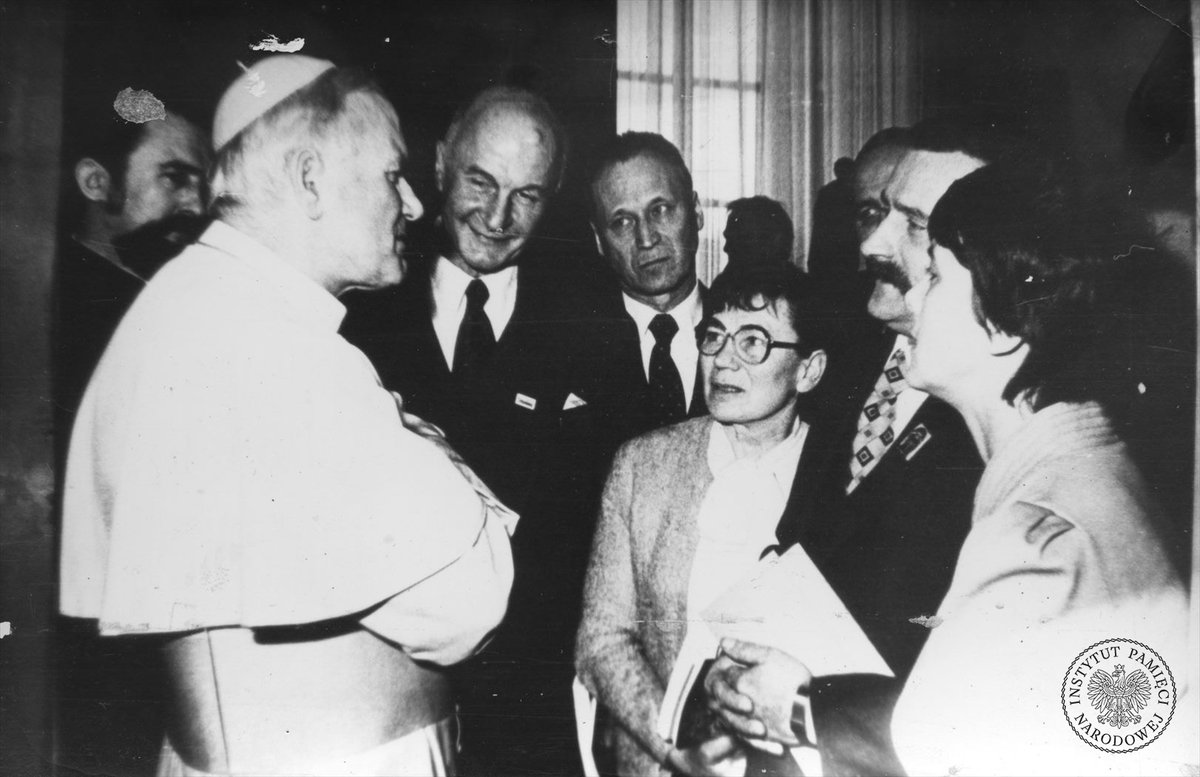 ipngovpl's tweet photo. #TegoDnia 1981 r. rozpoczęła się wizyta we Włoszech delegacji NSZZ „Solidarność” z udziałem m. in. Lecha Wałęsy i Anny #Walentynowicz. Delegacja została przyjęta w Watykanie przez papieża Jana Pawła II. https://t.co/rfCtEWVkr6