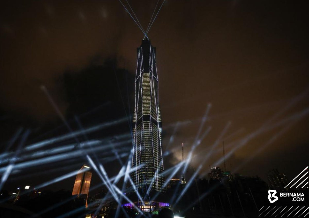 bernamadotcom's tweet photo. Menara Merdeka 118 dihiasi dengan cahaya lampu berwarna-warni dan laser sempena perasmiannya oleh Yang di-Pertuan Agong Al-Sultan Abdullah Ri'ayatuddin Al-Mustafa Billah Shah dan Raja Permaisuri Agong Tunku Hajah Azizah Aminah Maimunah Iskandariah malam ini.

Menara Merdeka 118 setinggi 678.9 meter menjadi bangunan tertinggi di Malaysia dan  menjadi mercu tanda baharu baharu ibu kota.

📸 Zulfadhli Zulkifil | BERNAMA

#merdeka118 #bernamaimages