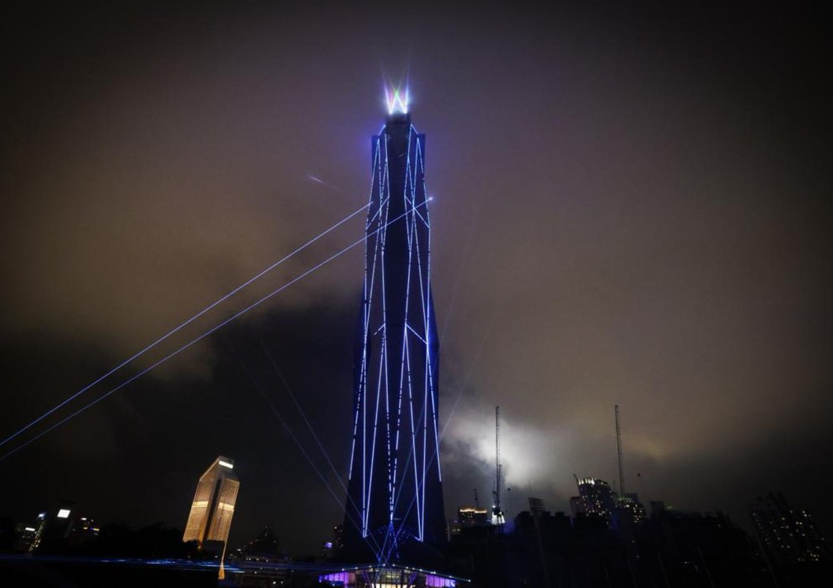 bernamadotcom's tweet photo. Menara Merdeka 118 dihiasi dengan cahaya lampu berwarna-warni dan laser sempena perasmiannya oleh Yang di-Pertuan Agong Al-Sultan Abdullah Ri'ayatuddin Al-Mustafa Billah Shah dan Raja Permaisuri Agong Tunku Hajah Azizah Aminah Maimunah Iskandariah malam ini.

Menara Merdeka 118 setinggi 678.9 meter menjadi bangunan tertinggi di Malaysia dan  menjadi mercu tanda baharu baharu ibu kota.

📸 Zulfadhli Zulkifil | BERNAMA

#merdeka118 #bernamaimages
