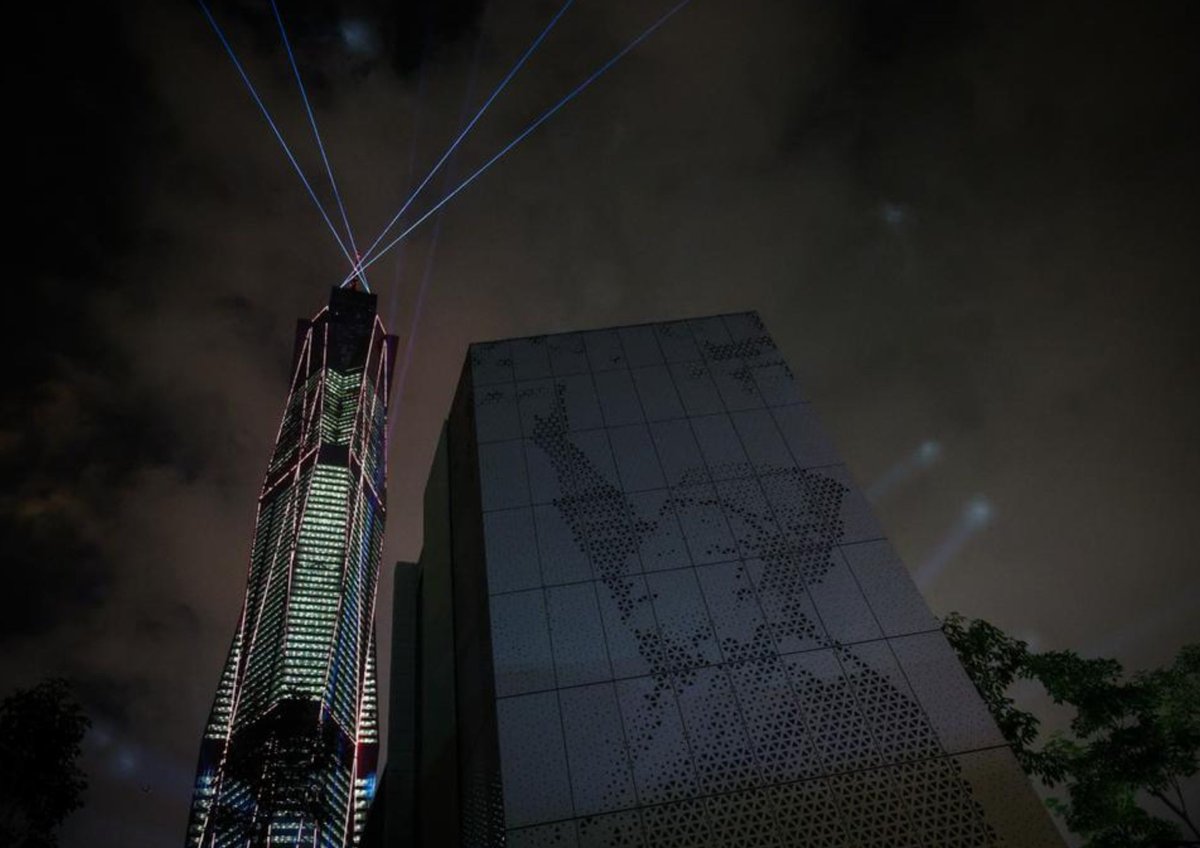 bernamadotcom's tweet photo. Menara Merdeka 118 dihiasi dengan cahaya lampu berwarna-warni dan laser sempena perasmiannya oleh Yang di-Pertuan Agong Al-Sultan Abdullah Ri'ayatuddin Al-Mustafa Billah Shah dan Raja Permaisuri Agong Tunku Hajah Azizah Aminah Maimunah Iskandariah malam ini.

Menara Merdeka 118 setinggi 678.9 meter menjadi bangunan tertinggi di Malaysia dan  menjadi mercu tanda baharu baharu ibu kota.

📸 Zulfadhli Zulkifil | BERNAMA

#merdeka118 #bernamaimages
