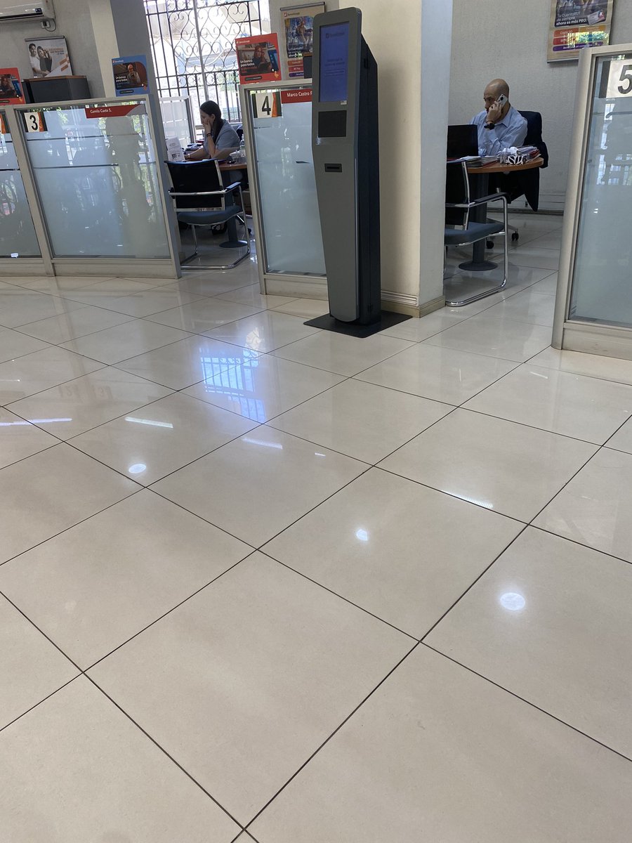 Huchita1982's tweet photo. 45 minutos y no avanza 1 solo número en sucursal @BancoEstado de Manquehue .. todos sus ejecutivos  en sus celulares sin atendiendo publico. https://t.co/Dtt9KCJkM8