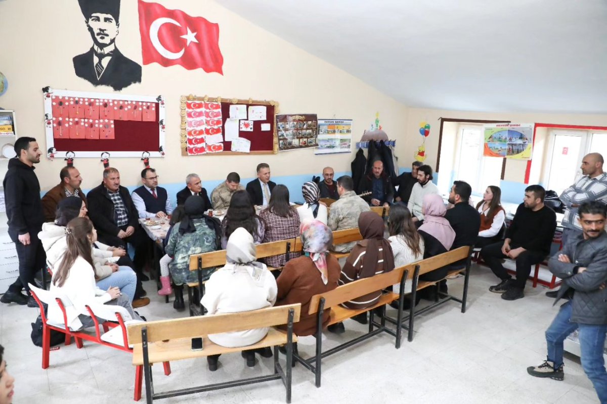 BilalGur30's tweet photo. "Ne güzeldir paylaşmak,
Aynı  paydada dertlerimizi aşmak,
Gönül sofrasında buluşmak..."
▪️ Karakol Komutanı Sayın Halil SARIKOÇ ile birlikte 
Kıymetli meslektaşlarımızla gönül sofrasında buluşup hasbihal ettik. https://t.co/kSvG9kseb0