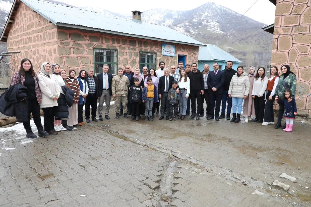 BilalGur30's tweet photo. "Ne güzeldir paylaşmak,
Aynı  paydada dertlerimizi aşmak,
Gönül sofrasında buluşmak..."
▪️ Karakol Komutanı Sayın Halil SARIKOÇ ile birlikte 
Kıymetli meslektaşlarımızla gönül sofrasında buluşup hasbihal ettik. https://t.co/kSvG9kseb0
