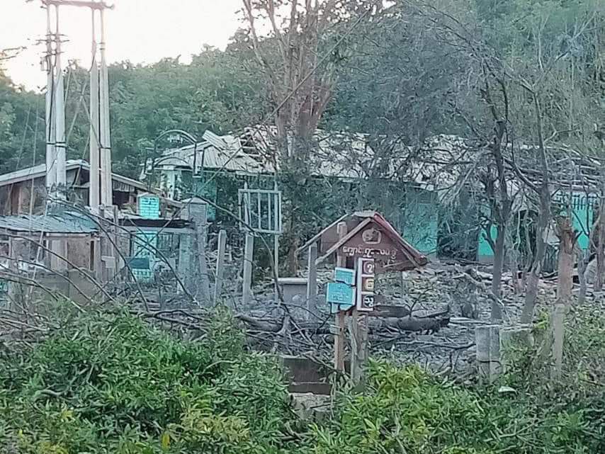 zawmoethant71's tweet photo. The military council has been launched aerial bomberdment to #Manli village in #NamTu township as second time &amp; result are village's school &amp; resident's houses were demaged.
https://t.co/5Rxk6DeHk2
#2024Jan10Coup 
#WhatsHappeningInMyanmar https://t.co/PfD0TjXzUX