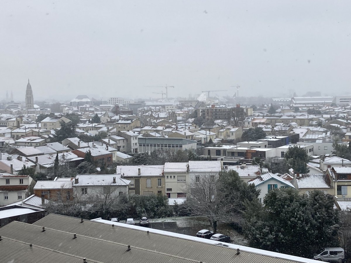 Sen_Bordeaux's tweet photo. La neige s invite à Bordeaux…☃️❄️ https://t.co/NNKt2MS6av