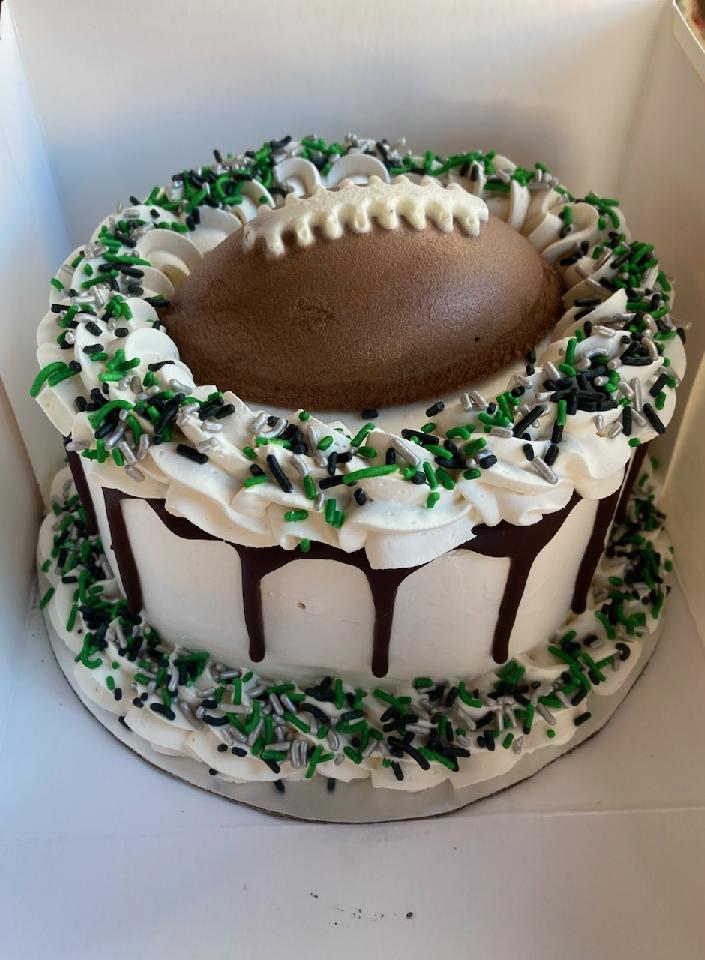 We know it's been a rough couple of months, Eagles fans - but it's playoff time! 🏈🎂 Win or lose, an Eagles Football Ice Cream cake can only make your game day that much sweeter 💚🦅💚 #GOBIRDS! 

shanecandies.com/shop/frozen-fr…