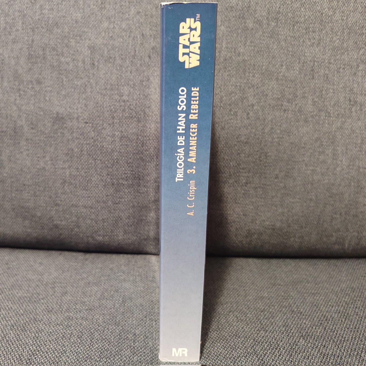 EscribaSith's tweet photo. #54 Trilogía de Han Sólo 3: Amanecer rebelde
Finaliza esta pedazo de trilogía de aventuras de #HanSolo
Tenemos 1 edición publicada por #MartinezRoca que por cierto que cosa más bonita son las portadas de toda esta etapa 😍
¿Que os parece está trilogía?
#StarWars #ACCrispin https://t.co/YYPESHwPuL