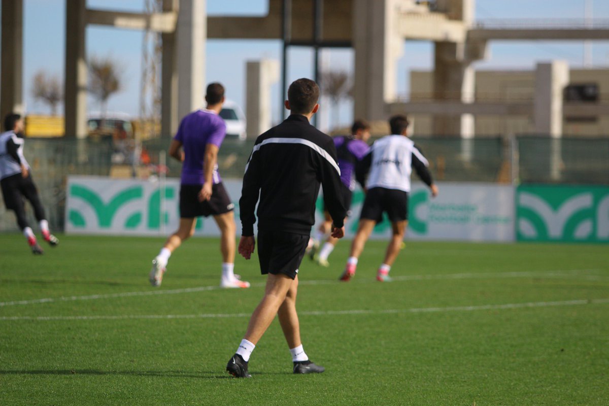 RBL1912's tweet photo. 👏🏽 ¡Enhorabuena chavales!

En el entrenamiento de esta mañana hemos podido ver de nuevo a Musta y al debutante Nacho Ahumada, hijo de Manolo Ahumada.

#SinLímites🤍🖤 https://t.co/dPmBuY5rdP