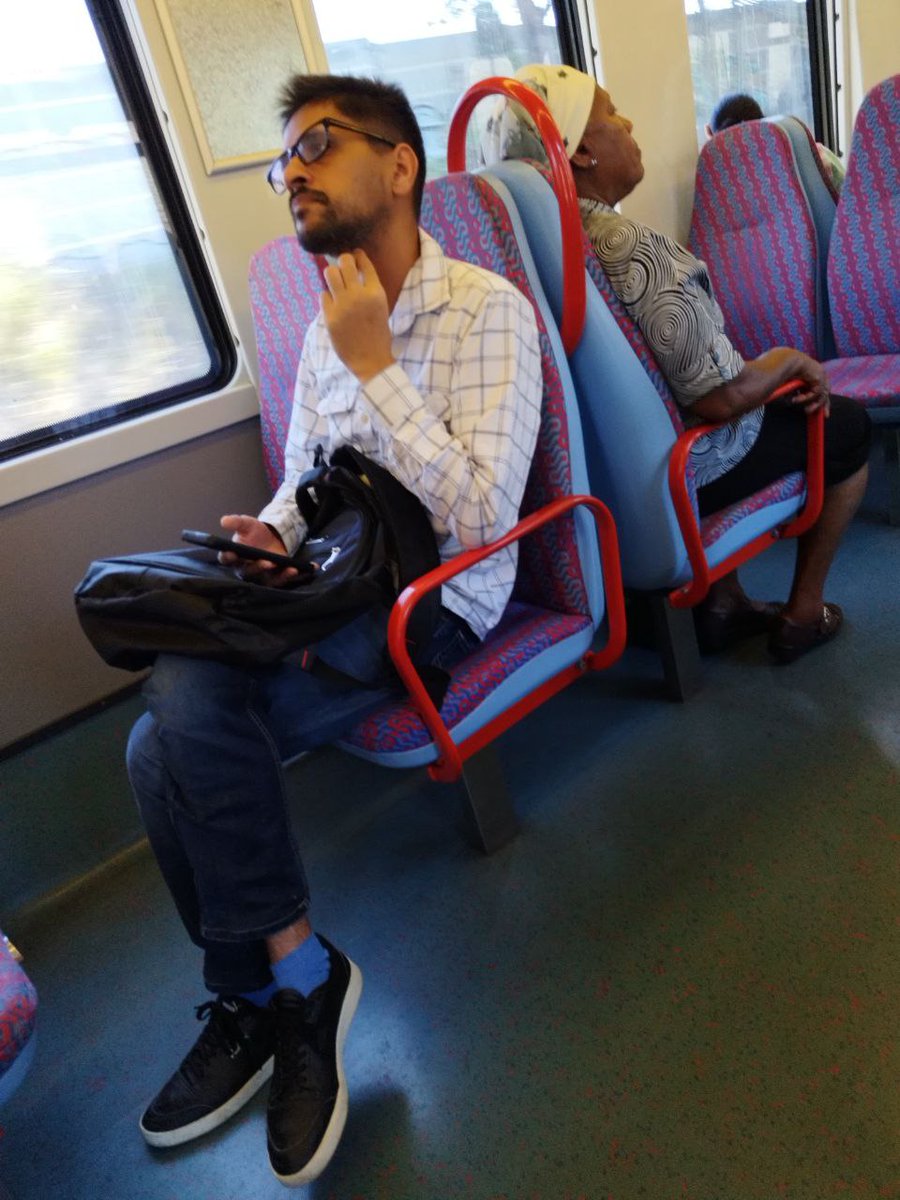 🚨🇵🇹 Indostânico apanhado a masturbar se numa carruagem na Linha de Sintra. Parou quando viu que estava a ser gravado.

Queremos estes selvagens fora daqui. Deportações já.