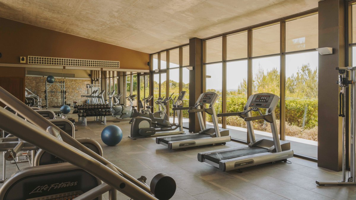 ¿A quién no le apetece cuidarse así? Haz #deporte todo el año en INFINITUM con nuestro exclusivo #gimnasio ubicado en la casa club Hills. Permítete conectar cuerpo y mente en un entorno natural único 🌿