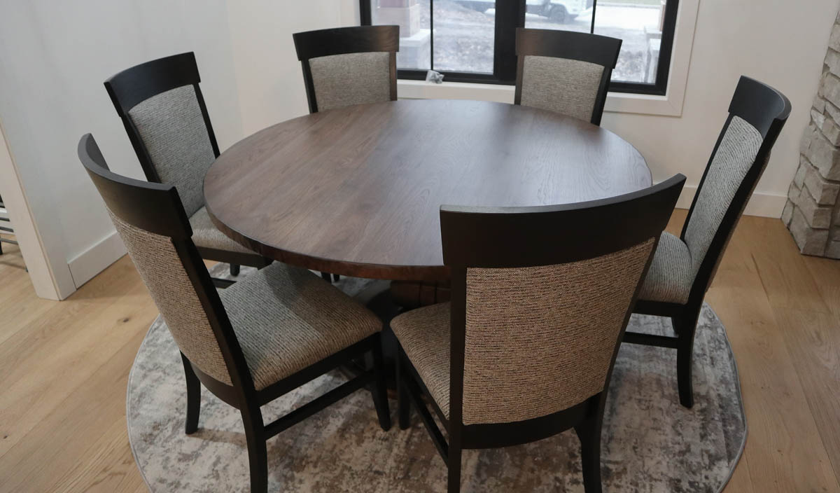 HandmadeTables's tweet image. A dining and bedroom set were added to this new build.

#bedroomset #canopybed #tableset #qswo #hickory