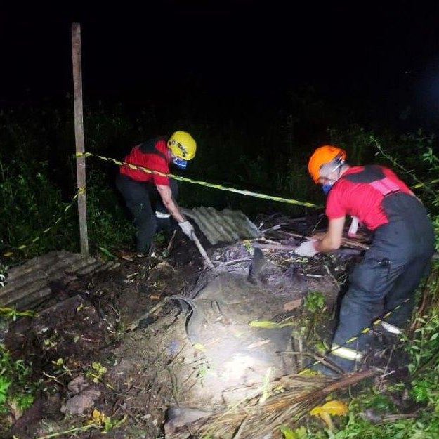 CrimesReais's tweet photo. Homem rouba e estupra mulher que estava dormindo em sua casa por uma noite, esposa dele sente ciúmes do abuso e ateia fogo nos dois. Vítima foi brutalmente morta e enterrada pelo casal. https://t.co/Yvu5a5XaZJ
