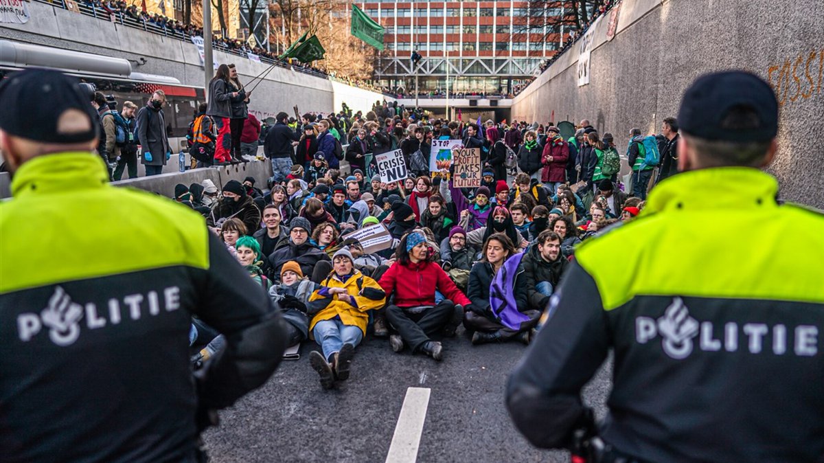 SanderSassen's tweet photo. Extinction Rebellion - Een drammende kleuter?

Situatieschets:, u bent uw wekelijkse boodschappen aan het doen in de lokale AH en loopt een smal gangpad in en daar ligt pontificaal midden op het pad een kleuter krijsend op de grond. Uw eerste indruk is dat het kind wellicht is gevallen en pijn heeft? Maar nee, dat blijkt toch niet het geval te zijn. De kleuter, een jongetje, die inmiddels wild is gaan slaan met zijn armen en benen, laat namelijk een klagend gekrijs horen waaruit, nauwelijks verstaanbaar, de kreet ‘ik wil een Snickers mama’ te destilleren valt.

Dit is niet uw kind, laat dat duidelijk wezen, uw kinderen krijgen een tik om hun oren als ze zich zo misdragen, zeker in het openbaar. Inmiddels stellen uw ogen zich scherp op het gangpad achter het krijsende kind op zoek naar de vader of moeder en in een fractie van een seconde herkent u haar. Ze staat op haar dooie gemak het etiket van een pak Knorr Wereldgerechten te lezen. Zuid Afrikaanse Bobotie, veel wereldser wordt het bijna niet. Pas als het krijsende kind aan de pijpen van haar broek begint te trekken kijkt de moeder kort op. Uw ogen kruisen elkaar, u gebaart naar het kind dat nog steeds dwars over het gangpad ligt en u de doorgang belemmert. Zijn gezicht is inmiddels rood aangelopen van alle inspanning en zijn stem slaat, al krijsend, nogmaals over.

Met stomme verbazing neemt u dan kennis van de woorden die uit de mond van deze moeder komen: Loop maar om, want dit kan nog wel even duren, sorry. Flabbergasted slikt u uw woorden in, werpt nog een blik op de krijsende kleuter die hernieuwde energie lijkt te hebben gevonden en draait u resoluut om. Uw intentie was om de moeder aan te kijken met een laatste beoordelende blik, maar die is alweer druk bezig met een volgend Wereldgerecht, Libanese Tabouleh. U zucht en vervolgt uw weg, hoofdschuddend, u vraagt zich terecht af wat er later van dit kind terecht moet komen?

Analoog aan bovenstaande kleuter gaat Extinction Rebellion vrolijk door met het bezetten van Nederlandse snelwegen. Het ontwrichten van de doorstroom in het toch al drukke Nederlandse verkeer en het frustreren van duizenden automobilisten die hierdoor vertraging oplopen. Automobilisten die te laat zijn op hun afspraken, bijvoorbeeld voor een behandeling van een levensbedreigende aandoening in het ziekenhuis, of een sollicitatiegesprek voor een andere baan. De politie, de moeder in bovenstaande situatieschets, schijnt helemaal niet gemotiveerd te zijn om actie te ondernemen, sterker nog de politie gedoogd deze blokkades met het excuus dat optreden tot escalatie leidt.

Nu zal iedere ouder het met mij eens zijn dat als je dit soort drammend, dreinend gedrag van je opgroeiende kind niet corrigeert het alleen maar erger wordt. Zo ook met Extinction Rebellion, eerst was het een stuk van de A12, daarna volgde de ringweg A10 en nieuwe acties zijn alweer aangekondigd. Als er niet wordt opgetreden zijn twee dingen glashelder en dat is het feit dat de politie de belangen van duizenden automobilisten minder zwaar weegt dan die van een paar honderd betogers. Daarnaast laat de politie zien bewust met twee maten te meten. Corona demonstraties op het Malieveld, een locatie waar er geen overlast is voor anderen, werden immers met veel geweld uit elkaar geslagen.

U zult het ongetwijfeld met mij eens zijn dat het hoog tijd wordt dat Extinction Rebellion stopt met het zich gedragen als een drammende kleuter en dat de politie op gaat treden en de orde handhaaft voordat er volgende keer echt slachtoffers gaan vallen. Als Nederlanders hebben wij namelijk veel vrijheden, en het demonstratierecht is er daar inderdaad één van. Maar drammende kleuters iedere keer faciliteren terwijl hardwerkende burgers hierdoor belangrijke, wellicht zelfs levensreddende, afspraken mislopen doet veel te veel afbreuk aan de vrijheid van duizenden anderen. The needs of the many outweigh the needs of the few, zoals Spock zo mooi zei in The Wrath of Khan (1982).

#extinctionrebellion #klimaat #fossilfuel #juststopoil #klimaatcrisis #klimaatverandering #weer #gerrithiemstra #startrek #spock #a12 #a10