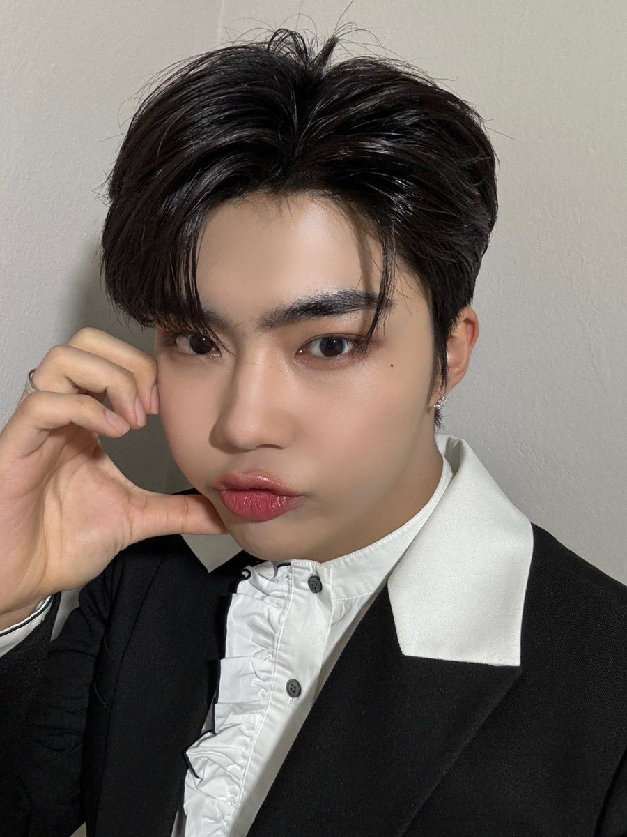 ZEROBASEONE tweet media