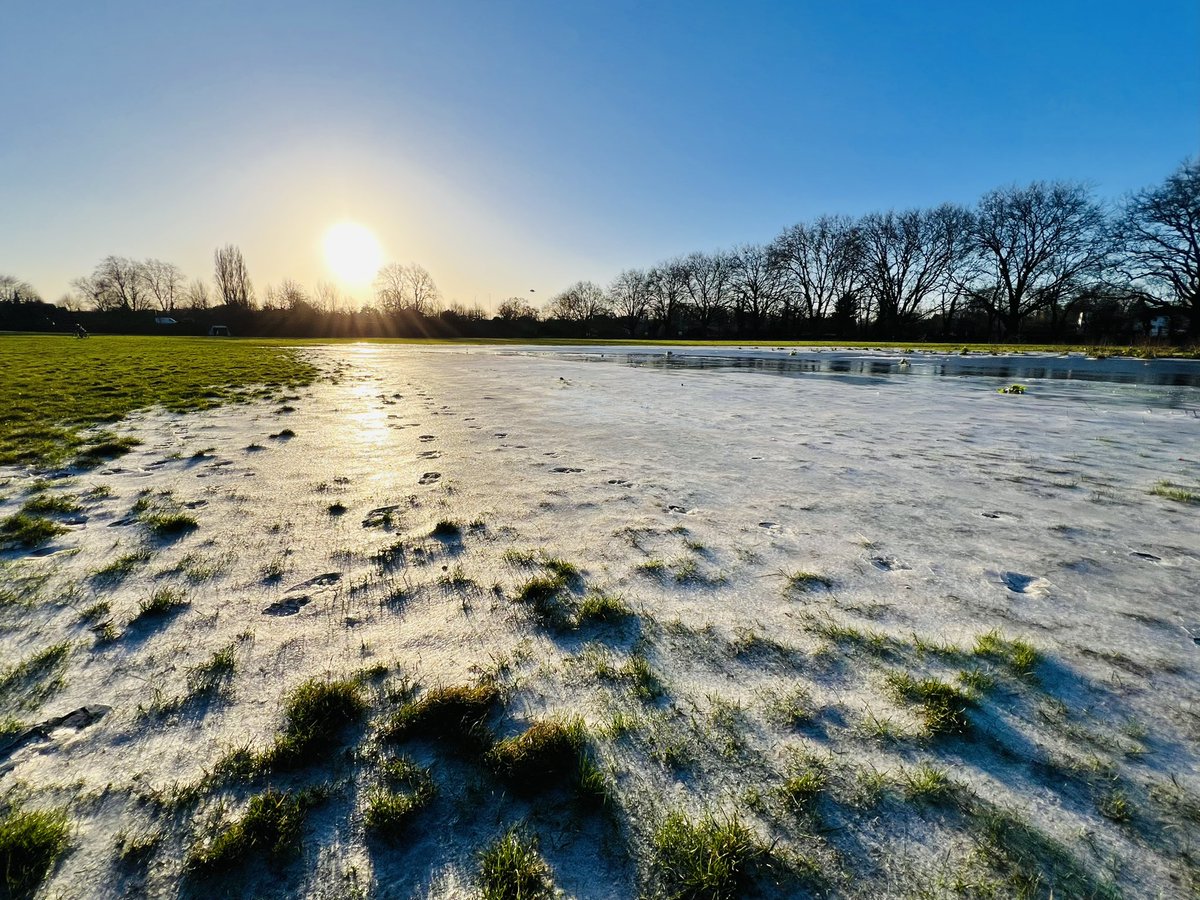 DunlopPhoto's tweet photo. #Sunrise on Old Deer Park water meadow #richmond π·π@Visit_Richmond1 #RichmondUponThames #London #landscape #landscapephotography #Thames #ThamesFootpath #Landscapephotographer #photographer https://t.co/odWbahpLka