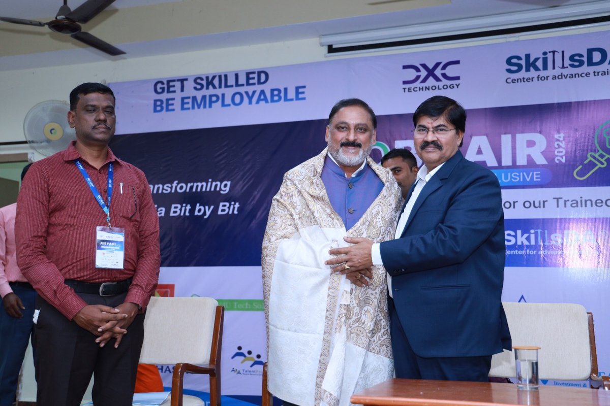 skillsda's tweet photo. SkillsDA, DXC Technologies and NASSCOM Foundation collaborate with Thiruvalluvar University to empower career aspirations of students with a Mega Job Fair
#JobFair #CareerOpportunities #SkillsDevelopment #event #CollaborationSuccess #NASSCOMFoundation #DXC #SkillsDA https://t.co/CVbi7BvBNq