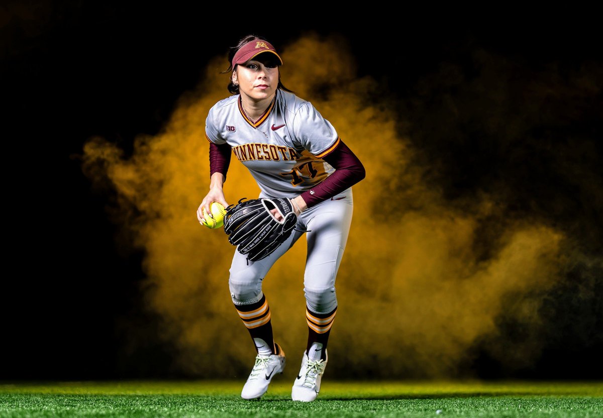 Gold smoke portraits are back with <a href="/GopherSoftball/">Minnesota Softball</a> 
#Gophers #SkuUMah #Softball