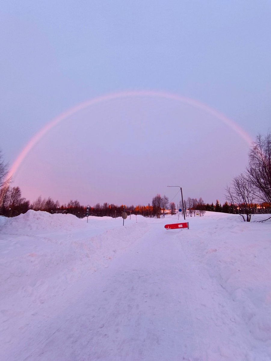 EnbuskaLaura's tweet photo. Kylläpä tänään lounastauon jälkeen ilahdutti sateenkaari. En muista koskaan nähneeni näin selkeää, yhtenäistä kaarta! Kokeilin hieman filtteröidä demostroimaan, miltä ihmissilmään näytti. Muutenkin taivas oli jotenkin erityisen kaunis. Tarjoiltiin Lapin väriloistoa parhaillaan. https://t.co/EeIXQjEGte