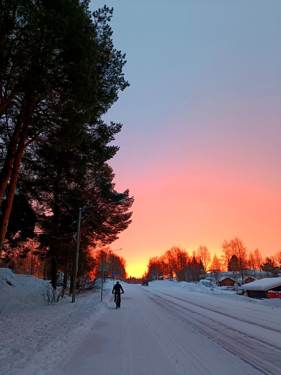 Kylläpä tänään lounastauon jälkeen ilahdutti sateenkaari. En muista koskaan nähneeni näin selkeää, yhtenäistä kaarta! Kokeilin hieman filtteröidä demostroimaan, miltä ihmissilmään näytti. Muutenkin taivas oli jotenkin erityisen kaunis. Tarjoiltiin Lapin väriloistoa parhaillaan.