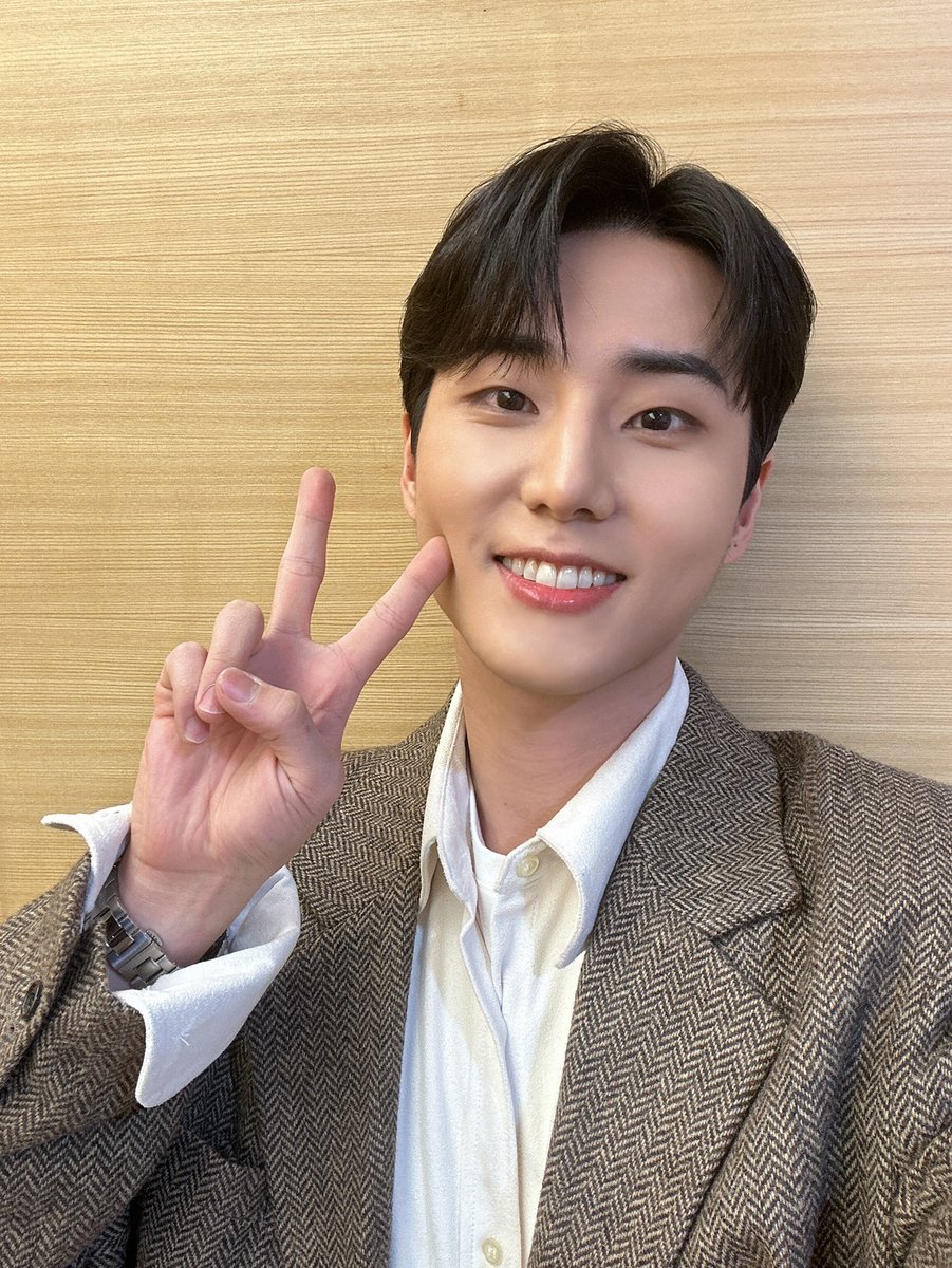 day6official's tweet photo. [ #DAY6_BEHIND ]

Young K의 새로운 면모를
발견할 수 있었던 라스🤍🫧

🫳라디오스타도 파이팅한
🦊발전KE, 대견KE 였습니다!

#DAY6 #데이식스
#YoungK
#MBC #라디오스타 https://t.co/OjoexSEqP3