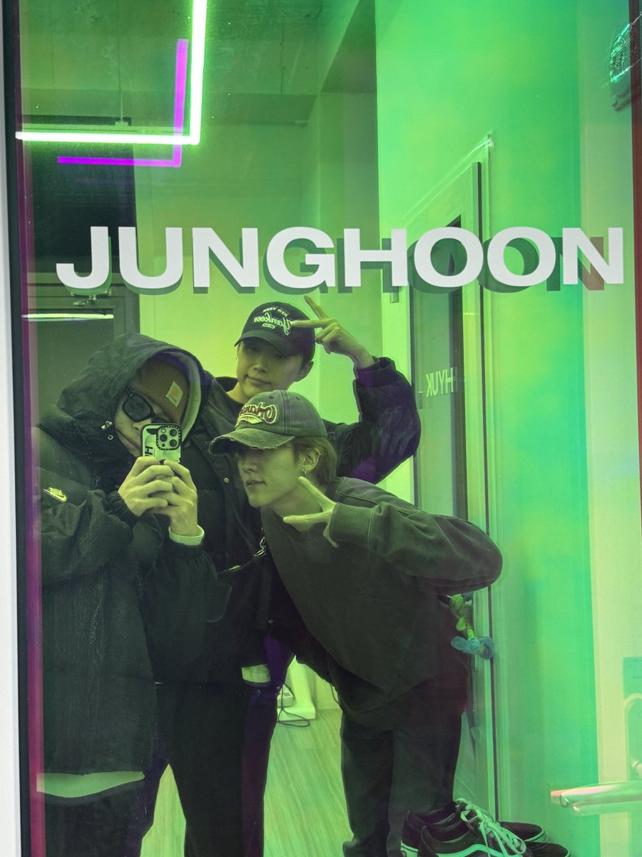OmegaX_members's tweet photo. [#OX]

퇴근~🔥❤️

#OMEGA_X #오메가엑스
#한겸 #HANGYEOM https://t.co/qWy1ShXB1F