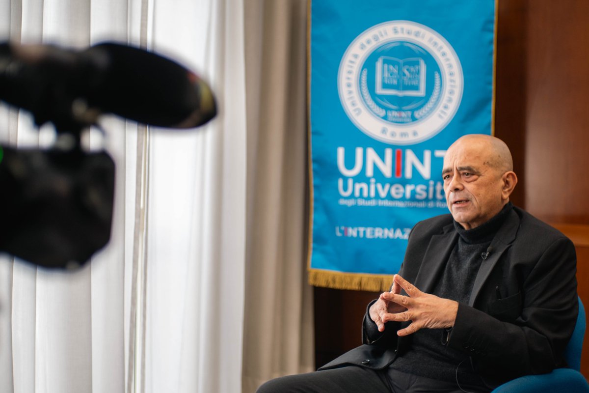 Oggi Ciro Sbailò, docente UNINT e direttore del centro di ricerca GEODI è stato intervistato da Feature Story News per conto di una televisione di Singapore sul tema delle migrazioni.

Ecco uno scatto!

<a href="/featurestory/">Feature Story News</a> <a href="/Giles_news/">Giles Gibson</a> 
#intervista #migrazioni #unint #linternazionale