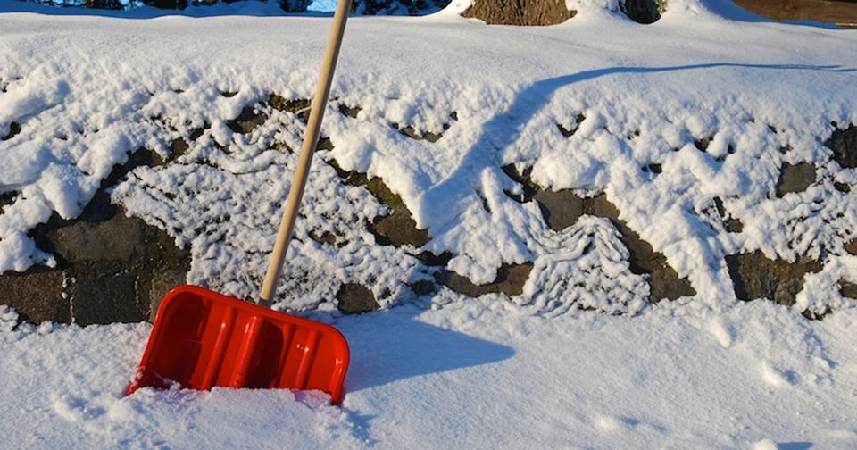 Shoveling this morning? While it is the ‘great 🇨🇦 winter workout’, it can put a lot of strain on your heart &amp; back.
Tips...
❄️stretch before starting
❄️lift with your knees, not back
❄️keep your elbows close to your sides
❄️stop often to rest &amp; warm up And help those less able