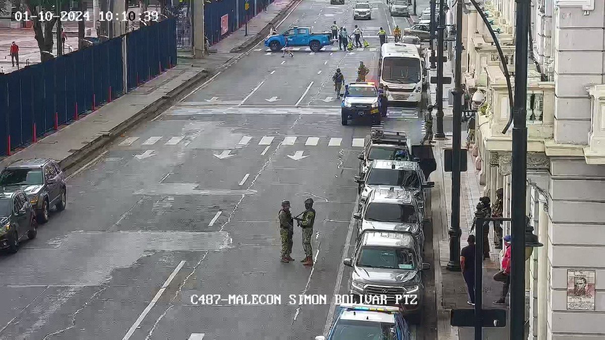 ATM_Transito's tweet photo. #ATMinforma | Se realiza cierre de Av. Malecón Simón Bolívar desde Sucre hasta Aguirre. 

#ATM regula la circulación vehicular en el sitio.

Le sugerimos tomar rutas alternas y programar sus recorridos con tiempo.

Foto: #CCITT https://t.co/WFKXwVISQX