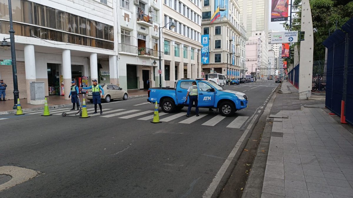 ATM_Transito's tweet photo. #ATMinforma | Se realiza cierre de Av. Malecón Simón Bolívar desde Sucre hasta Aguirre. 

#ATM regula la circulación vehicular en el sitio.

Le sugerimos tomar rutas alternas y programar sus recorridos con tiempo.

Foto: #CCITT https://t.co/WFKXwVISQX