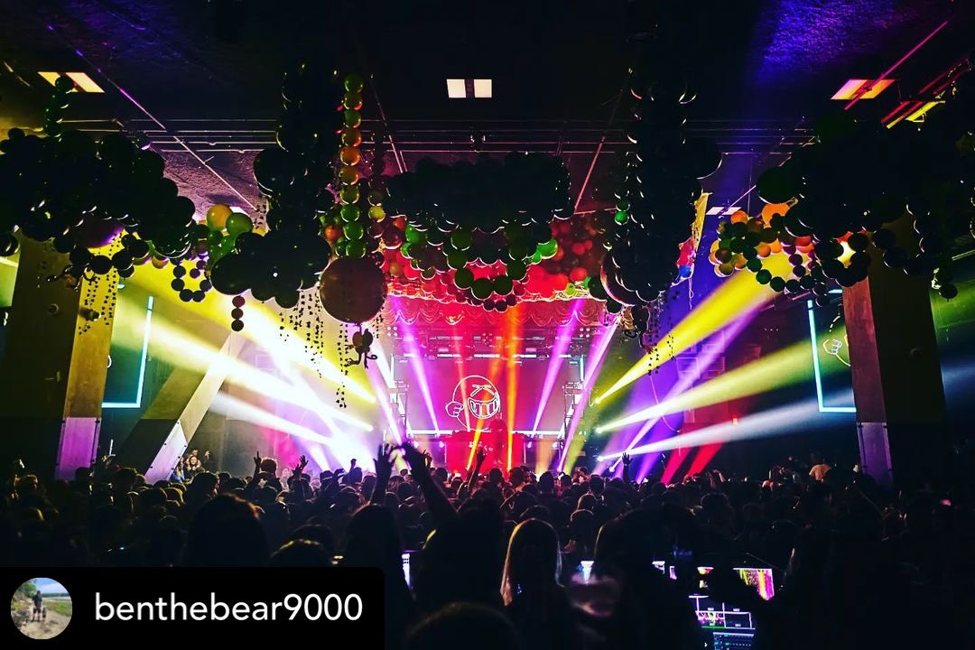 TheRobeWay's tweet photo. Lighting up Zoo Years Eve with @DJCosta at @bignightlive in Boston under the #lightingdesign created by Ben Newell with visuals by Michael Wood &amp; a #lightingdesign using @Robelighting #MegaPointe luminaires. (📸 @ErikLorch)

#therobeway #waycoolwednesday #robeintherig https://t.co/SH7SfE6ID5