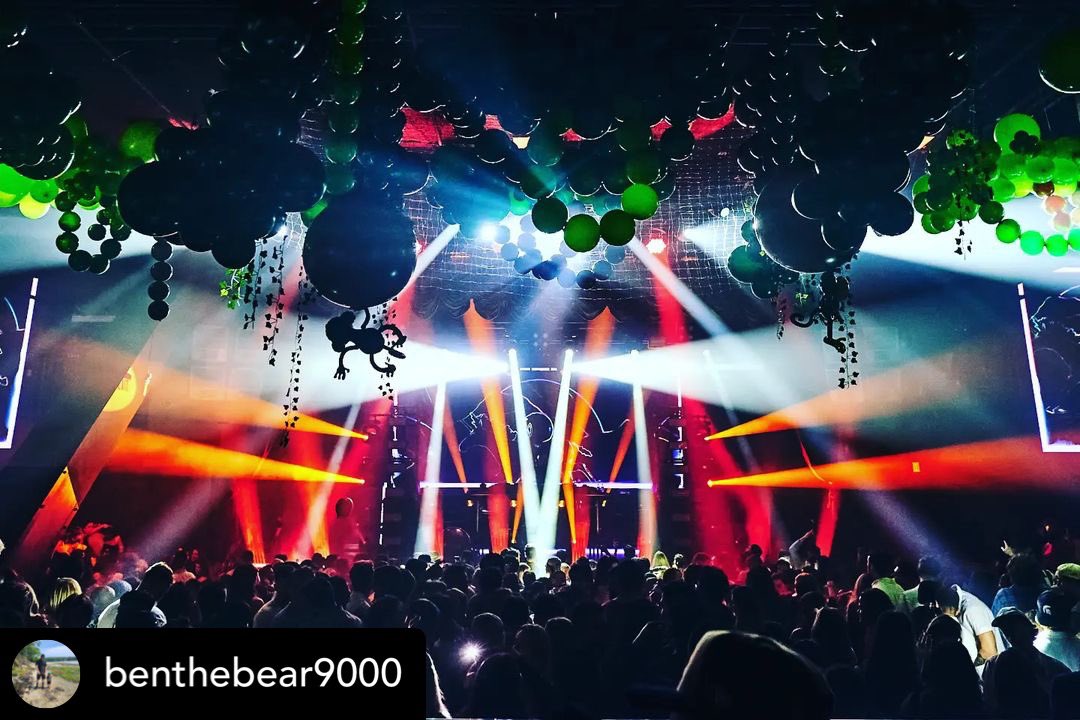 TheRobeWay's tweet photo. Lighting up Zoo Years Eve with @DJCosta at @bignightlive in Boston under the #lightingdesign created by Ben Newell with visuals by Michael Wood &amp; a #lightingdesign using @Robelighting #MegaPointe luminaires. (📸 @ErikLorch)

#therobeway #waycoolwednesday #robeintherig https://t.co/SH7SfE6ID5