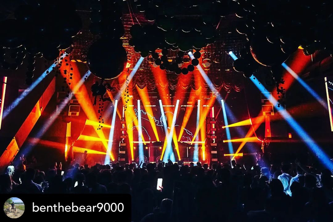 TheRobeWay's tweet photo. Lighting up Zoo Years Eve with @DJCosta at @bignightlive in Boston under the #lightingdesign created by Ben Newell with visuals by Michael Wood &amp; a #lightingdesign using @Robelighting #MegaPointe luminaires. (📸 @ErikLorch)

#therobeway #waycoolwednesday #robeintherig https://t.co/SH7SfE6ID5