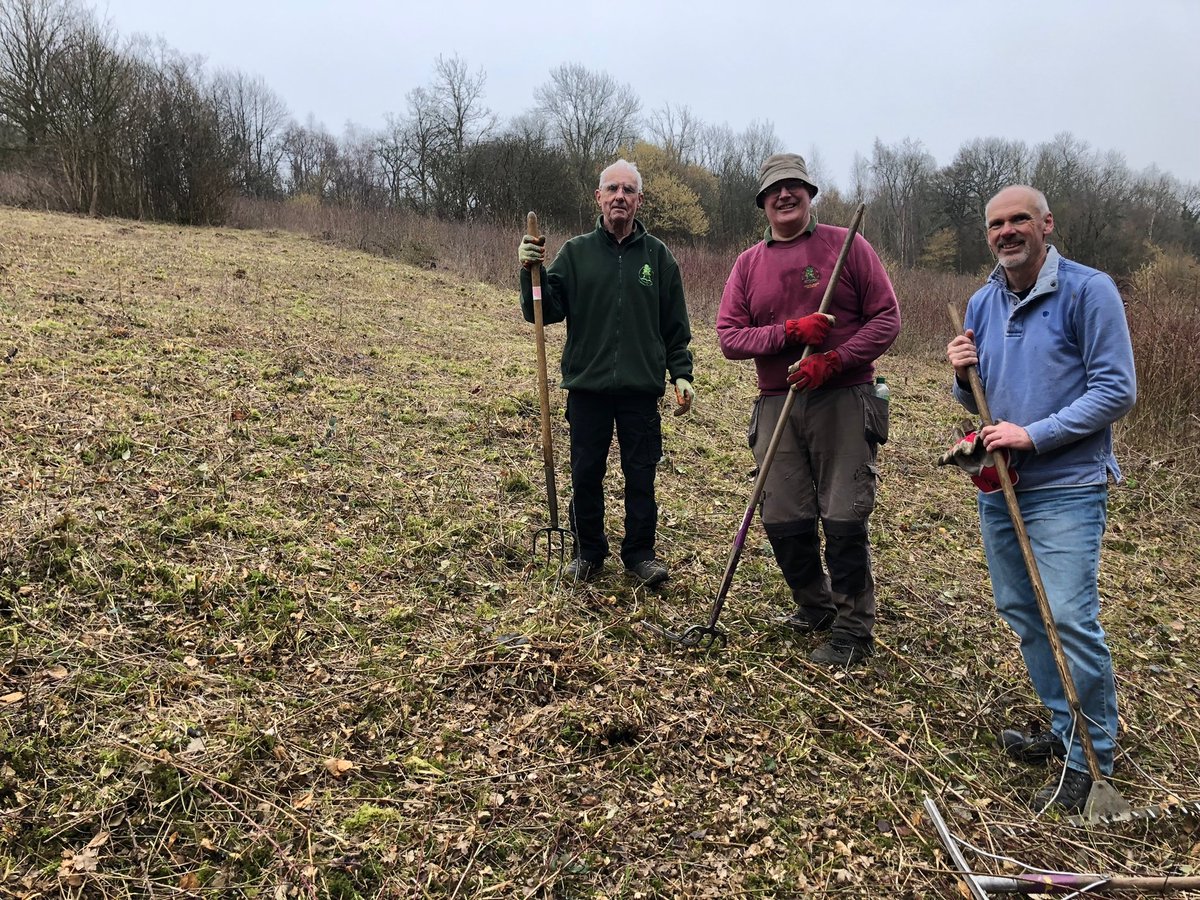 ExploreSurreyUK's tweet photo. What's great for health, happiness &amp; habitat?

Joining in for #countryside #volunteering with the friendly Downlands Partnership #conservation crew!

Enjoyable scrub clearing sessions on offer this season across northeast Surrey &amp; Addington areas.

Info: https://t.co/YpoeTmSJH5 https://t.co/dzt8PrtQmd
