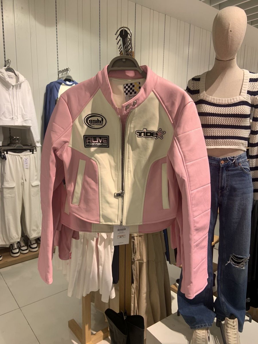 beanielando's tweet photo. i need one so i can be the ultimate f1 girlie https://t.co/6CUecD6ft2