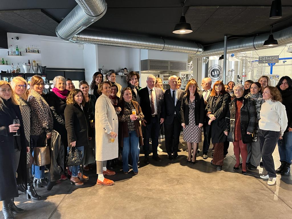 PatrickMartin_1's tweet photo. Lancement de Femmes du Medef 66, à la brasserie artisanale #Xot, dirigée par Céline Sabater, cheffe d’entreprise de talent et membre du réseau #FemmesduMedef. L’occasion de saluer le travail de toutes les #femmes engagées dans l’exercice d’un mandat patronal.
@dcarlach https://t.co/5nBG1axHRt