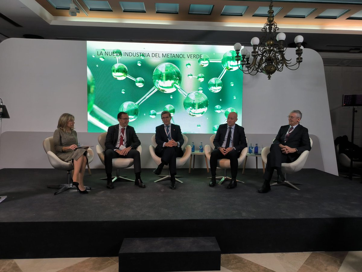APHuelva's tweet photo. Hablamos de #energíaslimpias #metanolverde, el papel clave de Andalucía y el #PuertodeHuelva en la #transiciónenergética y con proyectos como el de @Cepsa @Maersk

Nuestro director, Ignacio Álvarez-Ossorio, ha participado en en esta mesa redonda con @ParadelaJSr @Cepsa y #Maersk https://t.co/iM3deTDbbn