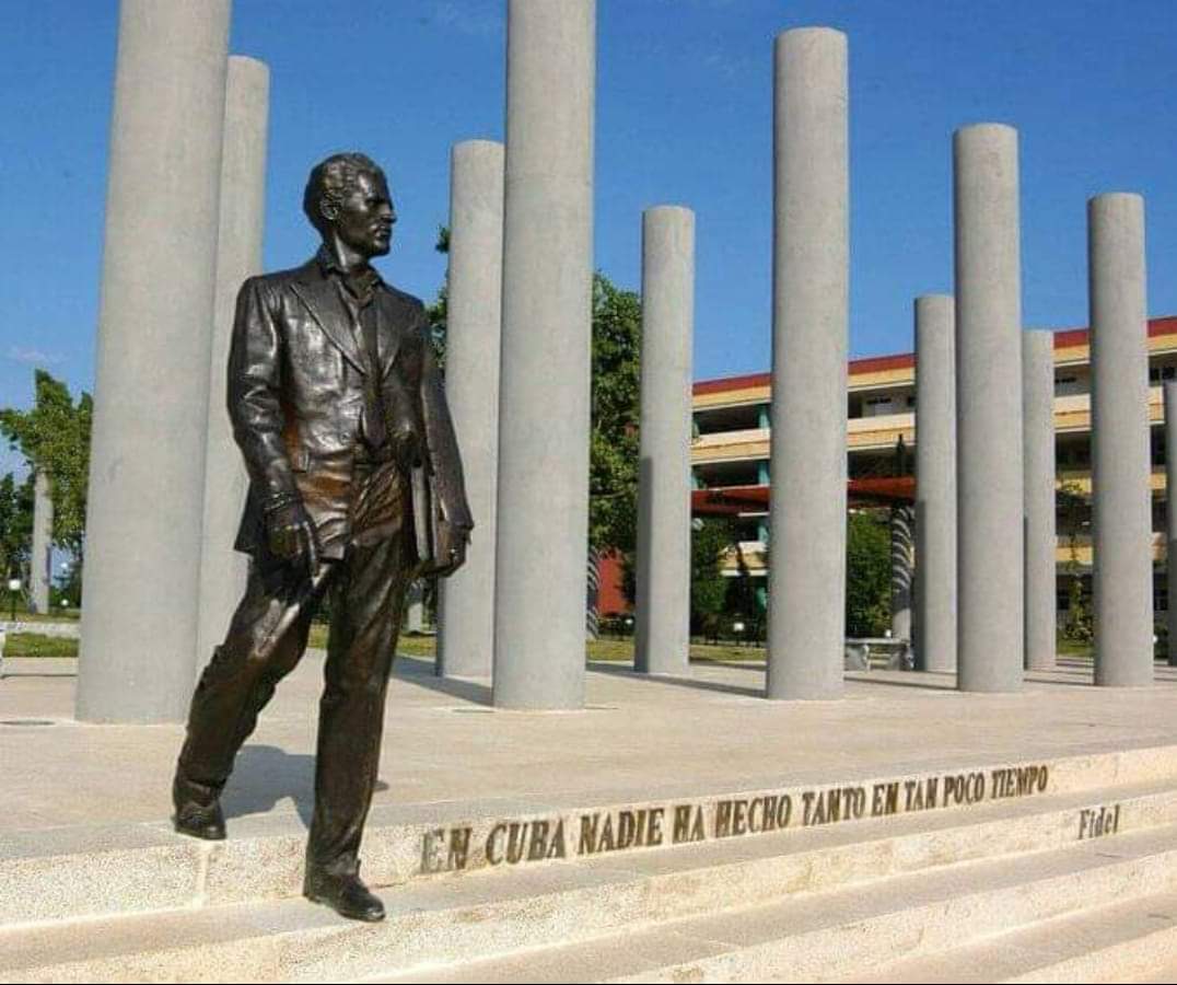 #Fidel:"A los pocos años, no solo era un dirigente estudiantil, sino también un dirigente de la clase obrera cubana, y rápidamente alcanza dimensión de dirigente latinoamericano". #Mella #TenemosMemoria