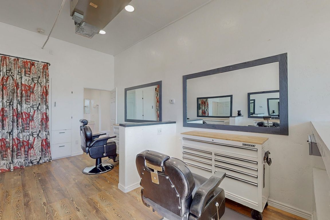 nmhomedeals's tweet photo. ✨COMMERCIAL LEASE

If you are looking to lease a great space for a barbershop or salon ✂️💇‍♀️ look no further! This is located in a great location for a business, just minutes from Nob Hill. Message us for more details! 📧☎️

#nmhomedeals #yourhomebase #forlease #abqrealtor https://t.co/FqUN9EFgZ0
