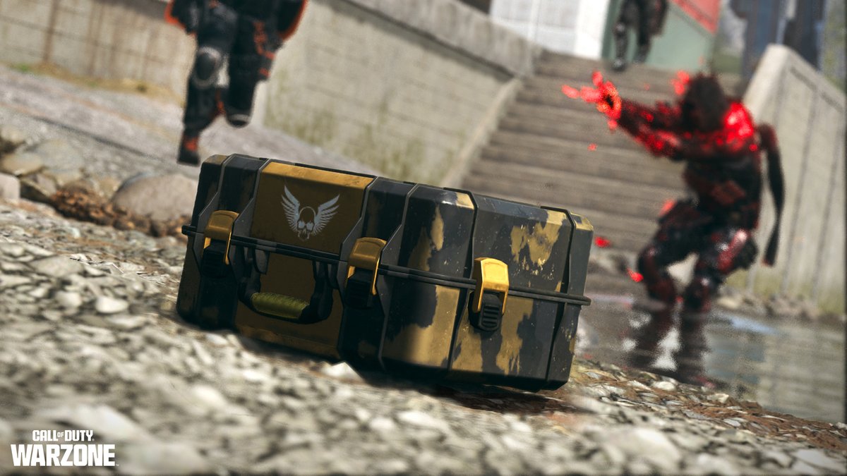 charlieINTEL's tweet photo. New Weapon Cases in Warzone. 

"If a player holding the case manages to stay alive at the end of the match OR their squad exits the match using a helicopter called in by purchasing a Covert Exfil, they and their teammates earn exclusive rewards." https://t.co/kZnUC3TnsP