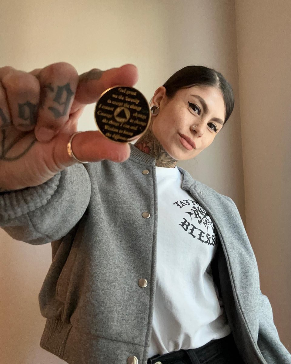 Sober_lifestyl's tweet photo. Today I'm 9 Years Clean 🎉 
#sober #soberlife #alcoholfreelife #odaat #wedorecover https://t.co/oPD0r3W17G